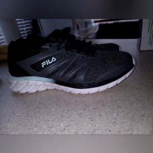 nwt Womens Fila size 8 tennis shoes